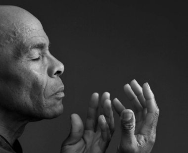  Tanrı 'ya insanların resimlerini stoklayarak dua ediyorum.