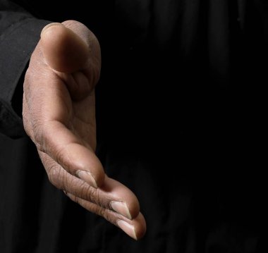 Siyah bir arkaplanda elinizi kapatın 