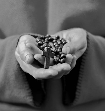 Tanrı 'ya insanların resimlerini stoklayarak dua ediyorum.