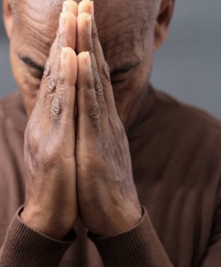  Tanrı 'ya insanların resimlerini stoklayarak dua ediyorum.