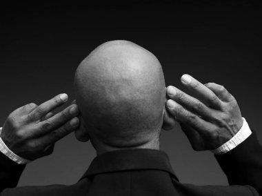 Sağırlık ve işitme kaybı çeken bir adam. 