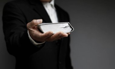 Tanrı 'ya insanların resimlerini stoklayarak dua ediyorum.