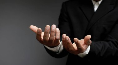 Tanrı 'ya insanların resimlerini stoklayarak dua ediyorum.