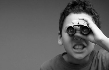 Dürbünle bakan çocuk
