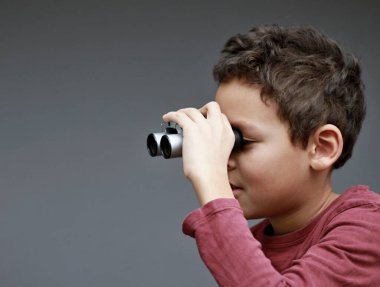 Dürbünle bakan çocuk