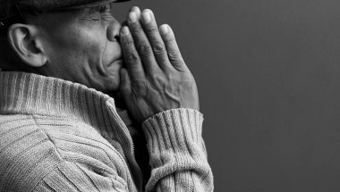 Tanrı 'ya insanların resimlerini stoklayarak dua ediyorum.