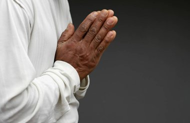 Tanrı 'ya insanların resimlerini stoklayarak dua ediyorum.