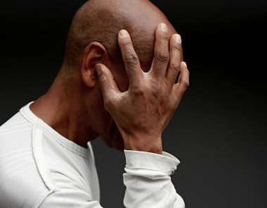 Sağırlık ve işitme kaybı çeken bir adam. 