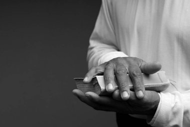 Tanrı 'ya dua eden adam İncil' i tutuyor.