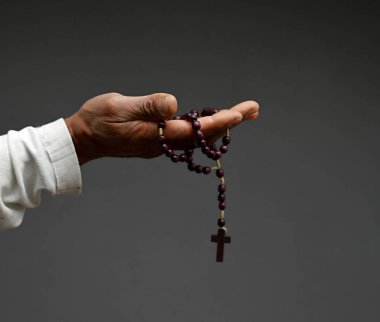 Tanrı 'ya insanların resimlerini stoklayarak dua ediyorum.