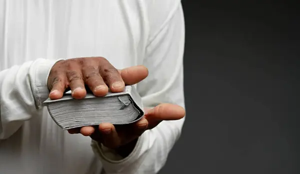 Mann Betet Gott Mit Bibelbuch — Stockfoto