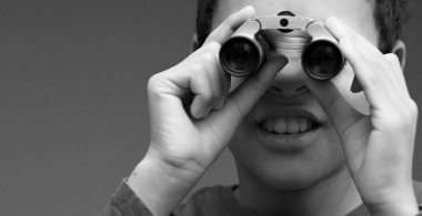 Dürbünle bakan çocuk