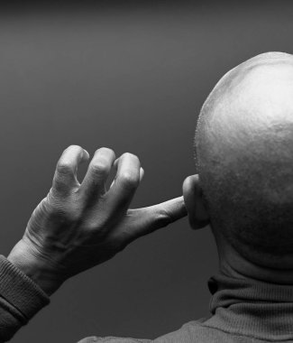 Sağırlık ve işitme kaybı çeken bir adam. 