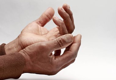 El ele tutuşup Tanrı 'ya dua etmek.