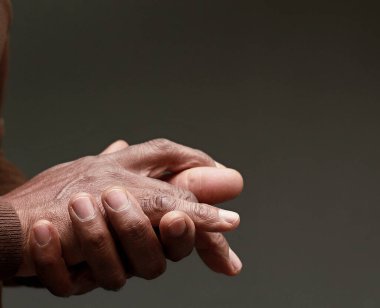 Tanrı 'ya insanların resimlerini stoklayarak dua ediyorum.