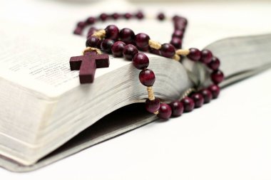 Kilisede İncil ve haçla Tanrı 'ya dua ediyorum. İnsanların resimlerini saklamıyorum.