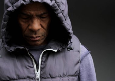 Tanrı 'dan af dileyen Karayipli adam insanların resimlerini stoklayarak dua ediyor.