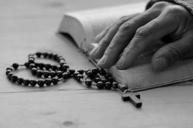 Kutsal İncil kitabı ve yakın çekim görüntüsü.