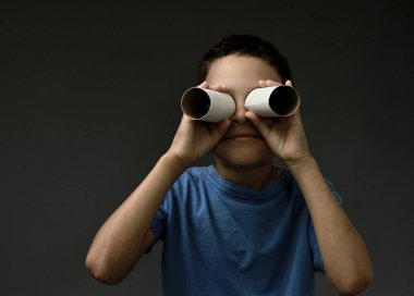 genç çocuk dürbün ile seyir