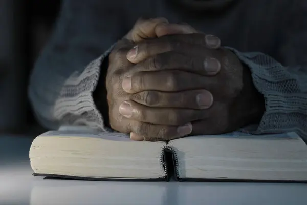 Karibik Mann Mit Bibelbuch Betet Gott — Stockfoto