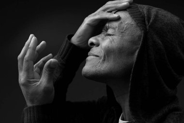 Tanrı 'dan af dileyen Karayipli adam insanların resimlerini stoklayarak dua ediyor.