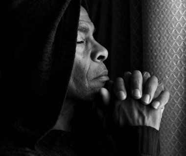 Tanrı 'dan af dileyen Karayipli adam insanların resimlerini stoklayarak dua ediyor.