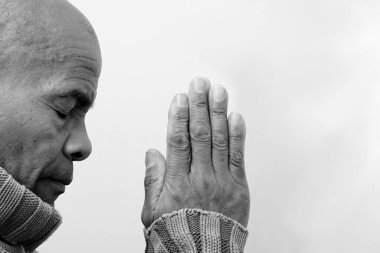 Karayipli adam Tanrı 'dan af diliyor. 