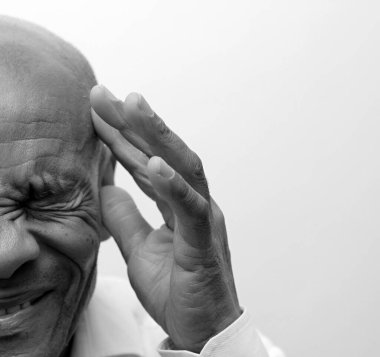 Sağırlık ve işitme kaybı çeken bir adam.