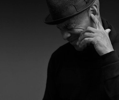 Sağırlık ve işitme kaybı çeken bir adam.