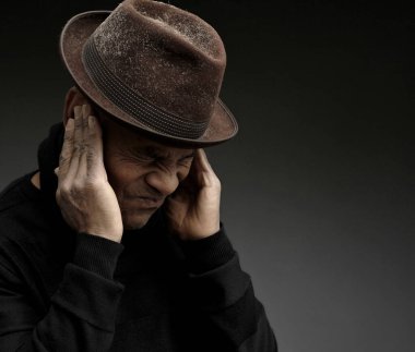 Sağırlık ve işitme kaybı çeken bir adam.