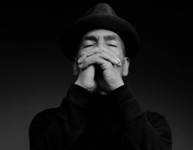 Karayipli adam Tanrı 'dan af diliyor. 