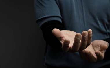 Eller duaya yakın görünüm ile