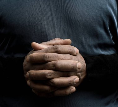 Karayipli adam Tanrı 'dan af diliyor. 