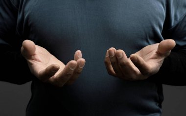 Eller duaya yakın görünüm ile