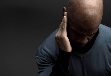 Sağırlık ve işitme kaybı çeken bir adam.