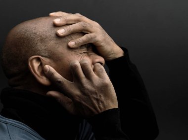 Sağırlık ve işitme kaybı çeken bir adam.