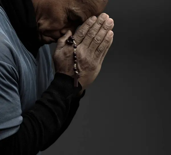Karibik Mann Betet Gott Vergebung — Stockfoto