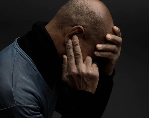 Mann Leidet Gehörlosigkeit Und Schwerhörigkeit — Stockfoto