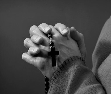 Oğlu çapraz görüntüyü tutuyor.