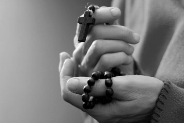 Oğlu çapraz görüntüyü tutuyor.