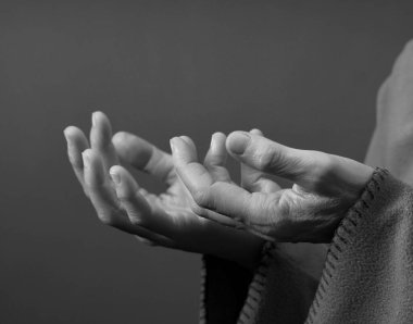 Eller duaya yakın görünüm ile