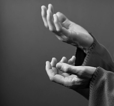 Eller duaya yakın görünüm ile