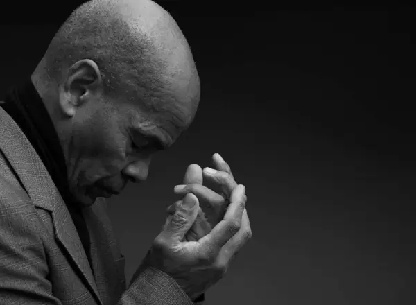 Karibik Mann Betet Gott Vergebung — Stockfoto