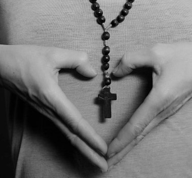 Din kavramını elinde tutan kadın.