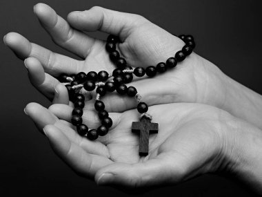 Tespih elinde din kavramsal fotoğrafı