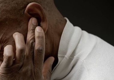 Sağırlık ve işitme kaybı çeken bir adam.