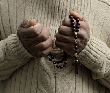 Oğlu çapraz görüntüyü tutuyor.