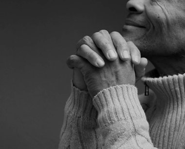 Karayipli adam Tanrı 'dan af diliyor. 