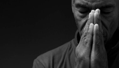 El ele tutuşup Tanrı 'ya dua etmek.