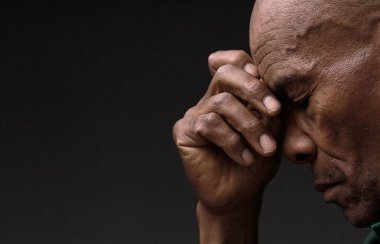 Çaresiz adam Tanrı 'ya dua ediyor. 